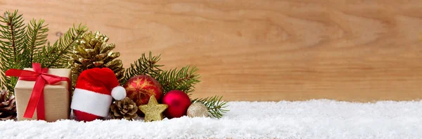 Santa Claus sombrero rojo y caja de regalo en la nieve . —  Fotos de Stock