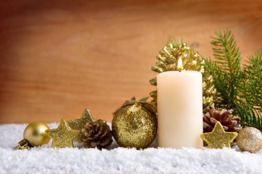 Altın christmas dekorasyon ve Advent mum.