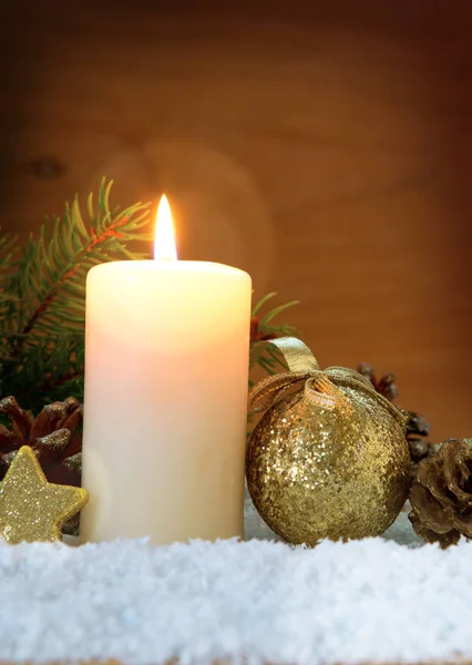 강림 절 촛불 그리고 크리스마스 황금 공. — 스톡 사진