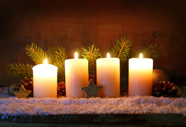 Cuatro velas de adviento ardientes y decoración navideña . — Foto de Stock