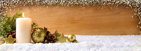 Zlatý vánoční dekorace a adventní svíčka. — Stock fotografie