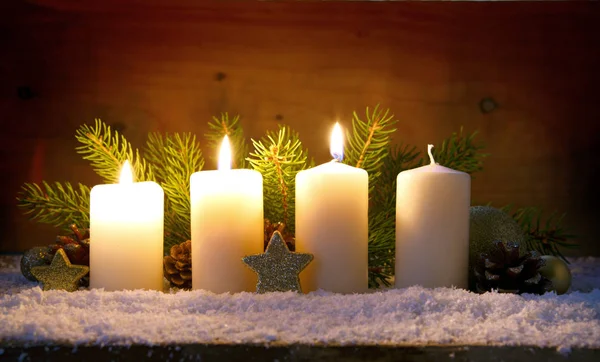 Tre candele accese dell'avvento e la decorazione di Natale . — Foto Stock