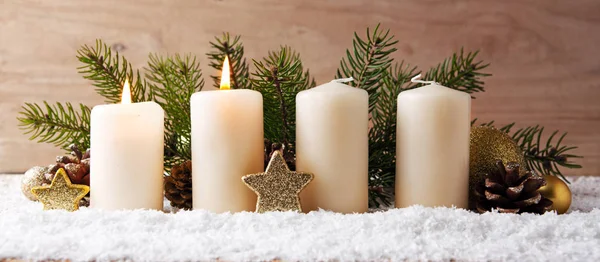 Dos velas de adviento ardientes y decoración navideña . — Foto de Stock