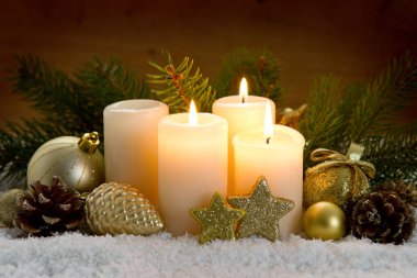 Üç yanan mum ve Noel süsü..