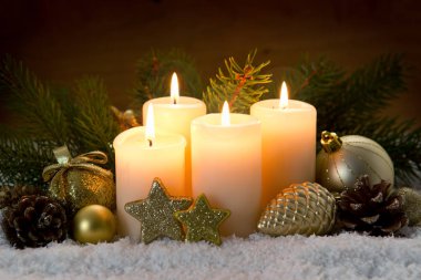 Dört yanan advent mumlar ve Noel dekorasyon.