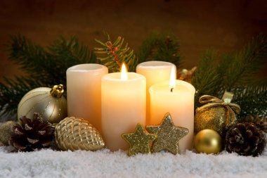 İki yanan advent mumlar ve Noel dekorasyon.