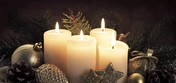 Quatre bougies de l'Avent brûlantes et décoration de Noël . — Photo