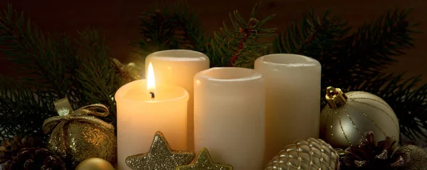 Первая свеча и рождественское украшение . — стоковое фото