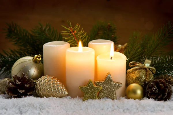 Två brinnande ljus i advent och juldekoration. — Stockfoto