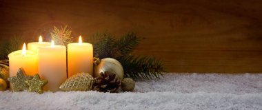 Dört yanan advent mumlar ve Noel dekorasyon.