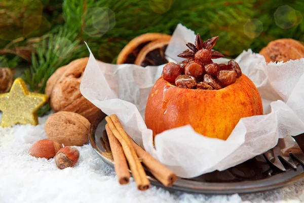 Manzana al horno con pasas y decoración navideña . — Foto de Stock