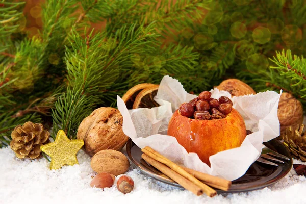 Bratapfel mit Rosinen und Weihnachtsdekoration. — Stockfoto