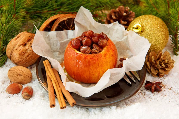 Manzana al horno con pasas y decoración navideña . — Foto de Stock