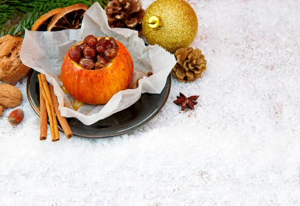 Bratapfel mit Rosinen und Weihnachtsdekoration. — Stockfoto