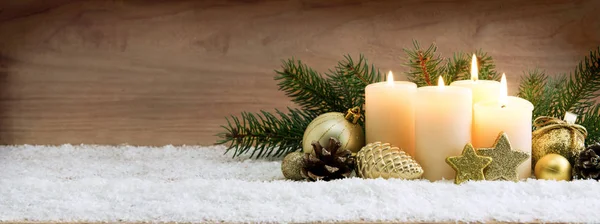 Cuatro velas de adviento ardientes y decoración navideña . — Foto de Stock