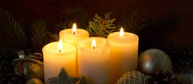 Dört yanan advent mumlar ve Noel dekorasyon.