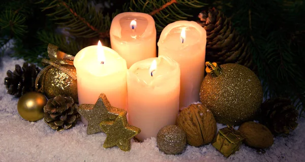 Vier brennende Adventskerzen und Weihnachtsdekoration. — Stockfoto