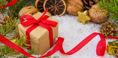 Noel hediye kar arka plan üzerinde kırmızı kurdele ile.