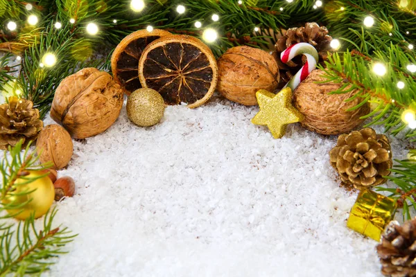 Рождественский фон с различными орехами и снегом . — стоковое фото
