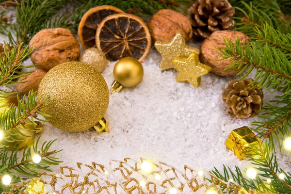 Goldene Weihnachtskugel und Schnee. — Stockfoto