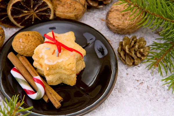 Ciasteczka świąteczne i ozdoba na tle śniegu. — Zdjęcie stockowe
