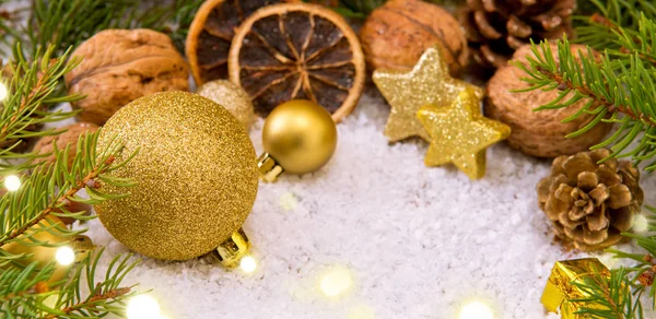 Goldene Weihnachtskugel und Schnee. — Stockfoto