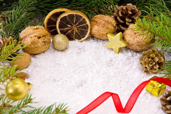 Kerstmis achtergrond met verschillende noten en sneeuw. — Stockfoto