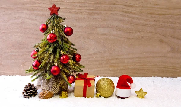 Árvore de Natal com bolas vermelhas e decoração . — Fotografia de Stock