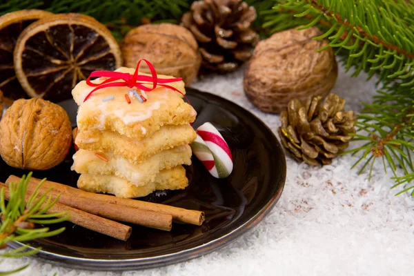 Ciasteczka świąteczne i ozdoba na tle śniegu. — Zdjęcie stockowe