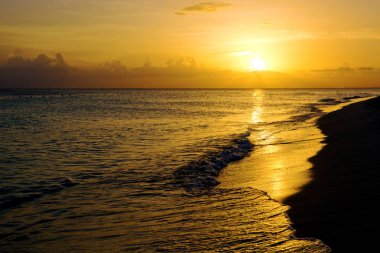 renkli deniz günbatımı.