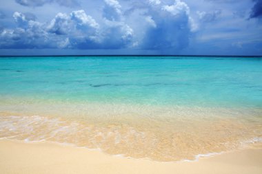 Karayip denizi ve mavi gökyüzü.