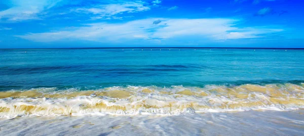 Mare dei Caraibi e cielo blu. — Foto Stock