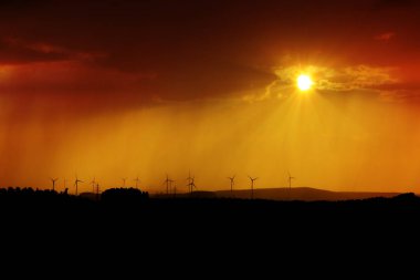 gün batımında Rüzgar jeneratörleri.