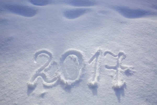 Nowy rok Data 2017 napisane w śniegu. — Zdjęcie stockowe