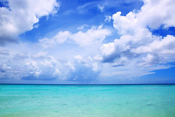 Mar Caribe y cielo azul. —  Fotos de Stock