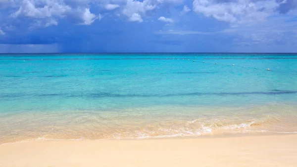 Mar Caribe y cielo azul. —  Fotos de Stock