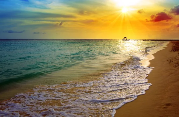 Pôr do sol na praia do mar do Caribe . — Fotografia de Stock