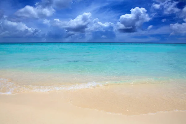 Mer des Caraïbes et ciel bleu. — Photo