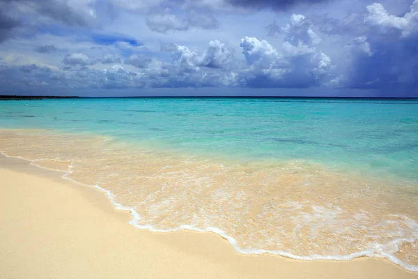 Mer des Caraïbes et ciel bleu. — Photo