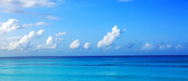 Mar das Caraíbas e céu azul. — Fotografia de Stock