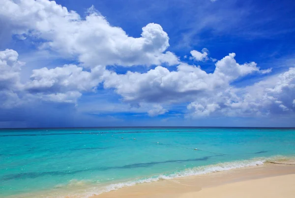 Mar Caribe y cielo azul. —  Fotos de Stock
