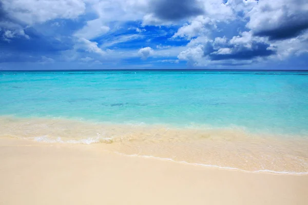 Mer des Caraïbes et ciel bleu. — Photo