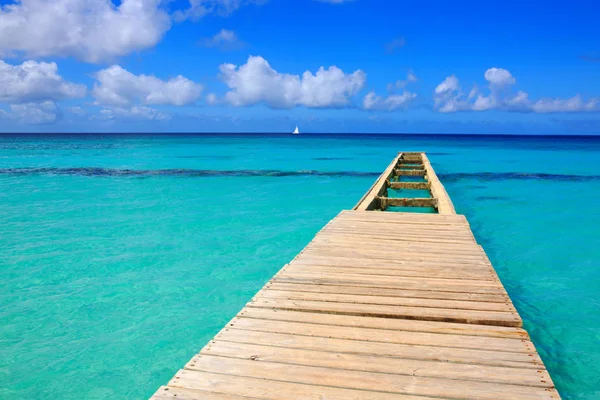 Vista panoramica di un molo di legno sul mare dei caraibi . — Foto Stock
