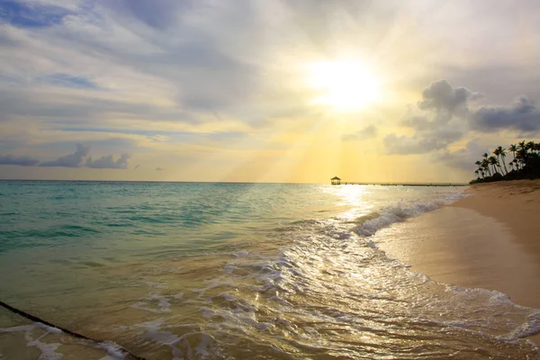 Puesta de sol en la playa del mar Caribe. —  Fotos de Stock