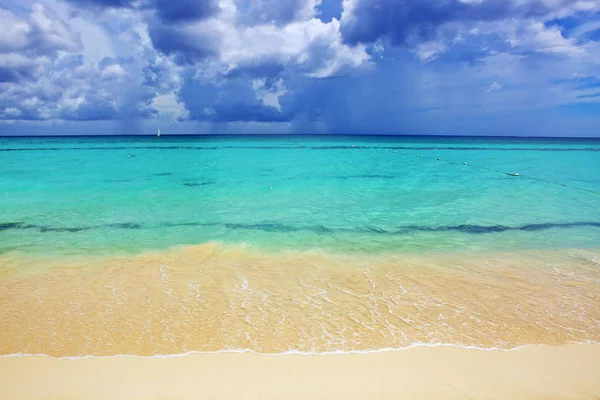 Arena del mar caribeño playa . — Foto de Stock