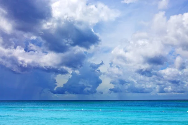 Céu azul com nuvens sobre o mar do Caribe . — Fotografia de Stock