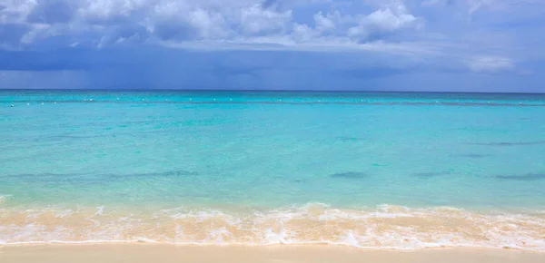 Mar das Caraíbas e céu azul. — Fotografia de Stock