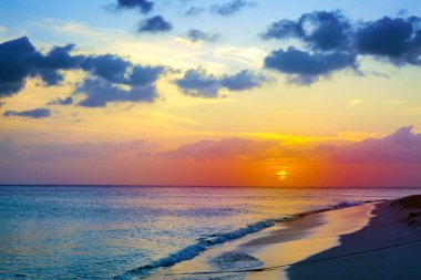 Karayip sahilinde gün batımı.