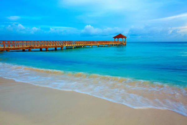 Spiaggia di mare caraibico e molo di legno  . — Foto Stock
