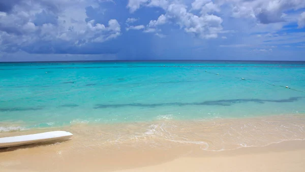 Karibik Meer und Surfbrett. — Stockfoto